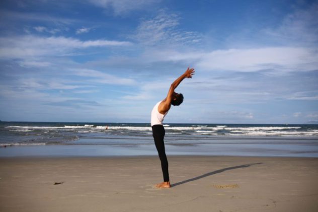 urdhva-hastasana-praia
