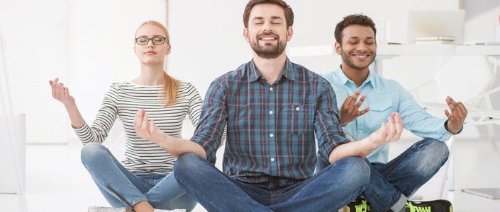 A falácia ao associar o yoga à passividade nas empresas